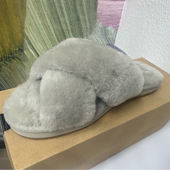 Woman’s UGG slippers - Picture 2 of 3